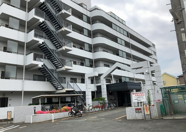 【現況写真】 | 三協・鶴間ガーデンハウス | 道幅が広い場所は日当たりや風通が良好です。幅が広いのですれ違いも可能ですし大きな車でも駐車可能！一方で、大型車が通ることも多くなるため交通量の増加により騒音に繋がります。また土地の値段が高くなります。