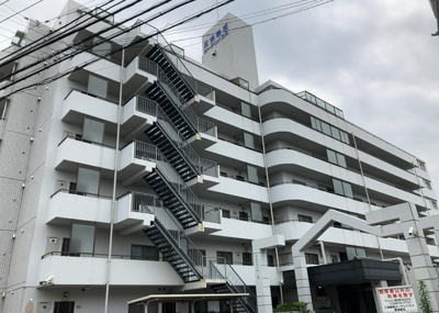 【構造・工法・仕様】 | 三協・鶴間ガーデンハウス | ＲＣ造、Reinforced Concreteは直訳すると補強されたコンクリートです。主に柱や梁・床・壁が鉄筋とコンクリートで構成おり、鉄筋を組んだ型枠にコンクリートを流し込んで固めたものを指します。