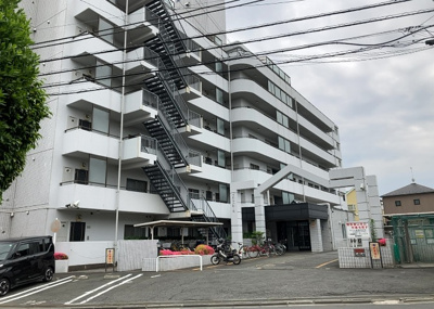 【構造・工法・仕様】 | 三協・鶴間ガーデンハウス | ＳＲＣ造は強度や耐震性の面でもRC造と比べて優れています。そのため、10階建以上の高層または超高層マンションなどの建築にも多く採用されています。柱や梁などのサイズが小さくても高い耐震性を確保できます。