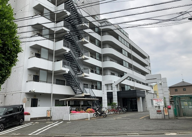 【構造・工法・仕様】 | 三協・鶴間ガーデンハウス | ＳＲＣ造は強度や耐震性の面でもRC造と比べて優れています。そのため、10階建以上の高層または超高層マンションなどの建築にも多く採用されています。柱や梁などのサイズが小さくても高い耐震性を確保できます。