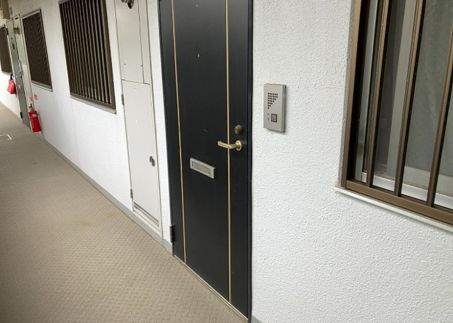 【玄関】 | 三協・鶴間ガーデンハウス | 玄関は家の顔でもあり、家族以外の目にも止まる場所です。玄関は外との間を仕切る扉、靴などをしまっておく収納スペース、靴脱ぎのたたきスペース、来客とのやり取りをするドアホンなど複数のアイテムからなります。