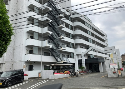 【外観】 | 三協・鶴間ガーデンハウス | 外観はマンション管理がされているかの目安になります。築年数が古いと、壁面は劣化してひび割れが生じることも！建物が古びていても細かいところが修繕されていると、きちんと管理されているなぁと感じるでしょう。