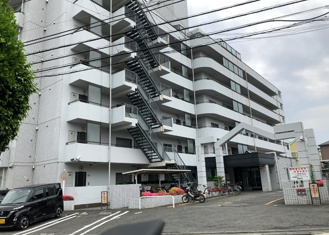 【外観】 | 三協・鶴間ガーデンハウス | 外観はマンション管理がされているかの目安になります。築年数が古いと、壁面は劣化してひび割れが生じることも！建物が古びていても細かいところが修繕されていると、きちんと管理されているなぁと感じるでしょう。