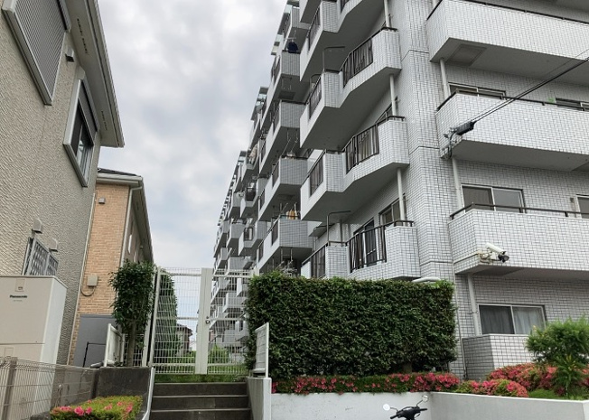 【バルコニー】 | 三協・鶴間ガーデンハウス | 一般的なバルコニーは、奥行1.5ｍ程ですが、ワイルドバルコニーは2ｍまで広がっています。そのため洗濯物の間隔をあけ干すことができ、乾きやすいというメリットや、ガーデニングが楽しめる等の特徴があります。