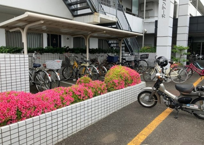 【駐車場】 | 三協・鶴間ガーデンハウス | 車一台あたりに必要なスペースは、標準サイズの普通自動車で横幅2m50cm、長さ5mは必要になります。ただし、乗降のことも考慮して横幅3m30cm、長さ5m50cmほどは確保できるところを選びましょう。