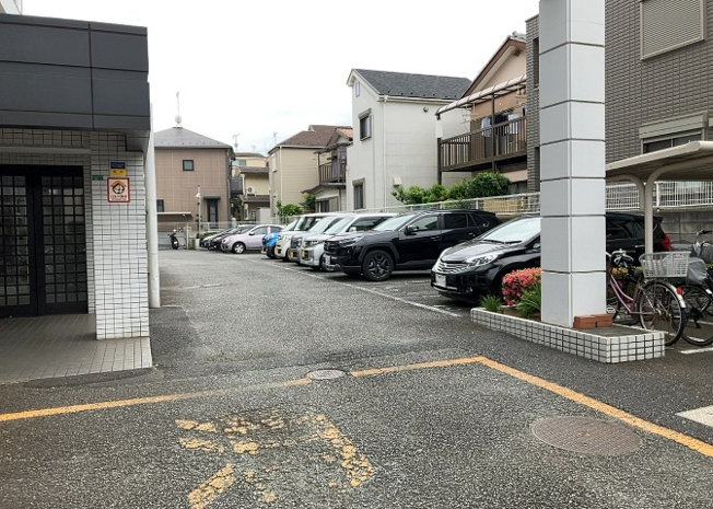 【駐車場】 | 三協・鶴間ガーデンハウス | 駐車場と明記されていても、最小スペースでつくられた駐車場だと大型車は駐車できなかったり、出入りしにくくなったりする可能性があります。お車のサイズと購入したい物件の駐車場のサイズを現地で確認しましょう。