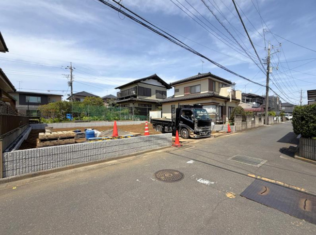 【外観】 | 牛久市さくら台1丁目5期　新築戸建 | 周辺は緑も多く、スーパーやドラックストアも近い為、住環境良好です♪