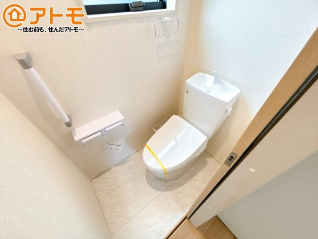 【トイレ】 | 沼津市小林台　新築一戸建て　全1棟 | 窓があり換気もすぐにできる、清潔感のあるトイレです♪