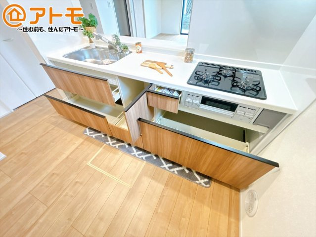 【キッチン】 | 沼津市小林台　新築一戸建て　全1棟 | リビングで遊ぶお子様にも目が届く、安心感で選ぶなら対面キッチン♪