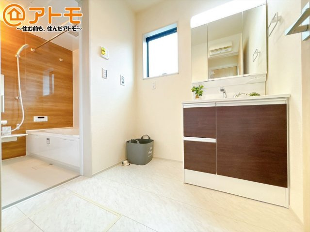 【独立洗面台】 | 沼津市小林台　新築一戸建て　全1棟 | 収納豊富な３面鏡の洗面化粧台は使い勝手良好♪