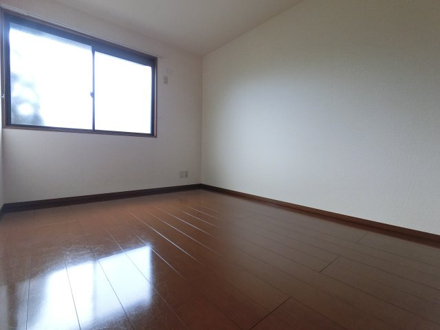 ロイヤルクレッセント西登戸の洋室