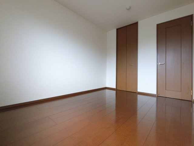 ロイヤルクレッセント西登戸の洋室