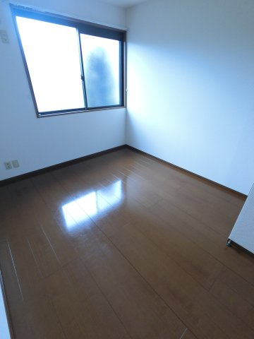 ロイヤルクレッセント西登戸の洋室