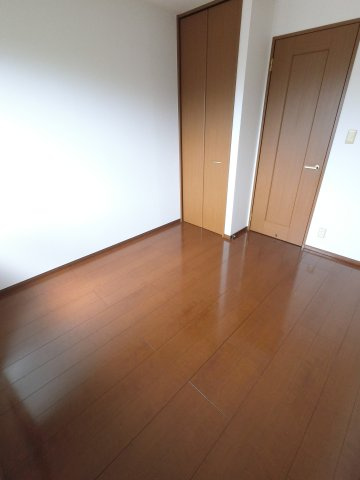 ロイヤルクレッセント西登戸の洋室