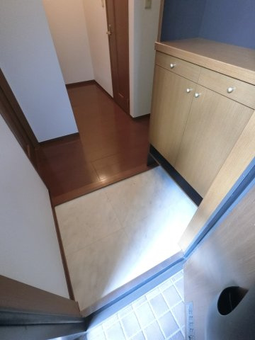 ロイヤルクレッセント西登戸の玄関
