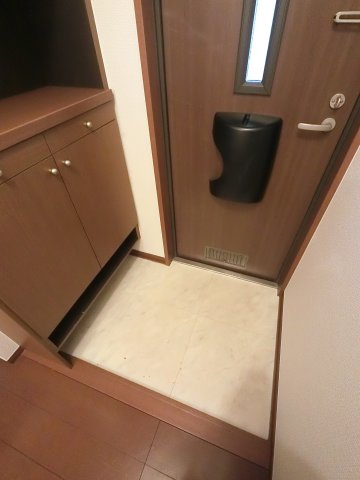 ロイヤルクレッセント西登戸の玄関