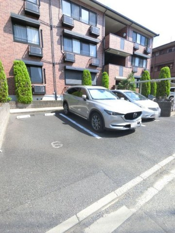 ロイヤルクレッセント西登戸の駐車場