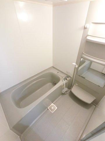 ロイヤルクレッセント西登戸の浴室
