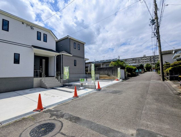 ハートフルタウン　春日井市高森台七丁目1番　全2棟の前面道路含む現地写真