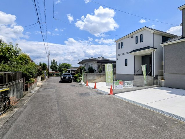 ハートフルタウン　春日井市高森台七丁目1番　全2棟の前面道路含む現地写真