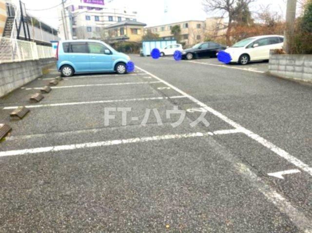 レオパレスフラワーアイランドの駐車場