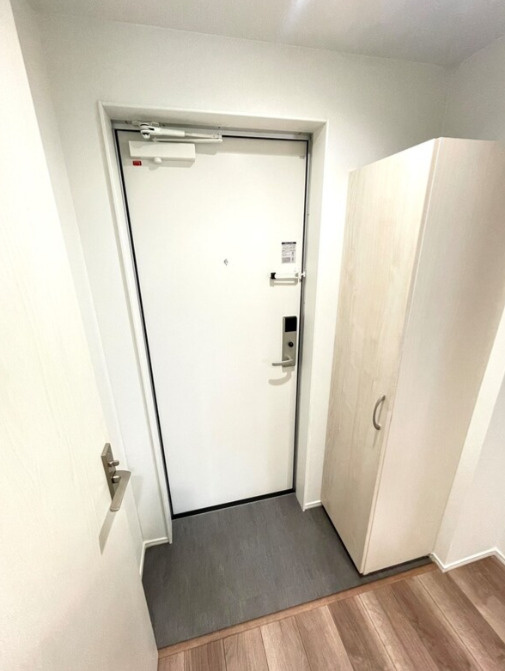 CRASTINE東味鋺3丁目の玄関