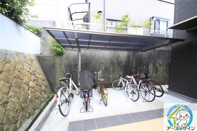 ノイシュヴァン朝霧山手の駐車場