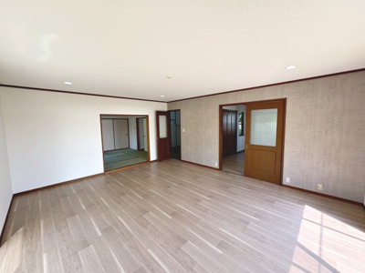 【居間・リビング】 | 庭代台４丁　中古一戸建
