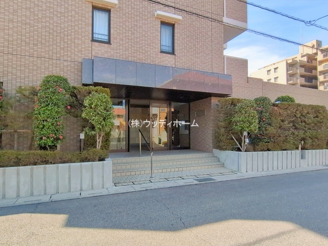 ヴェルアージュ春日部中央　中古マンションのエントランス