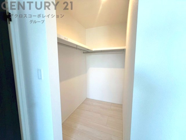 収納力が高く洋服や小物を整理しやすく、更衣室のように使え、部屋がすっきり保てます。収納の配置を自由に調整でき、換気性が良く防湿・防虫対策も可能。快適で機能的な生活空間を実現できます♪