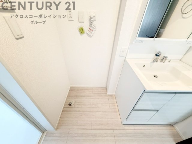 洗濯物の仕分け作業がしやすく、整理整頓が容易になります。洗濯音や湿気を他の部屋に持ち込まず、生活環境を快適に保ちます。上部を活用すれば収納スペースを確保でき洗剤や洗濯用品の整理もしやすくなります。