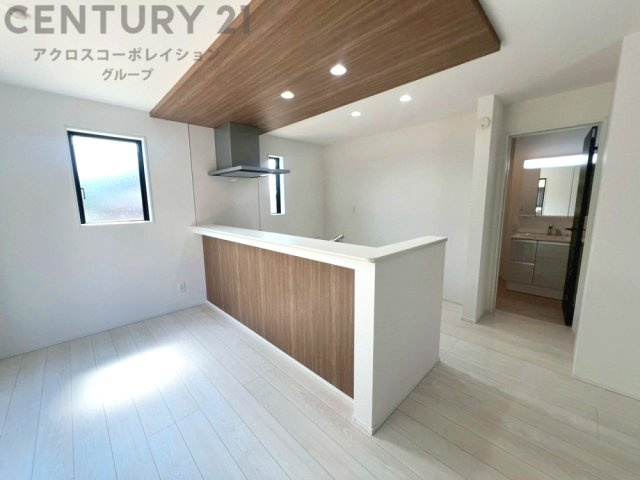 キッチン前のダイニングスペース　カウンターキッチンから料理の受け渡し等に便利です。ダイニングセットを置いても十分な広さを確保。