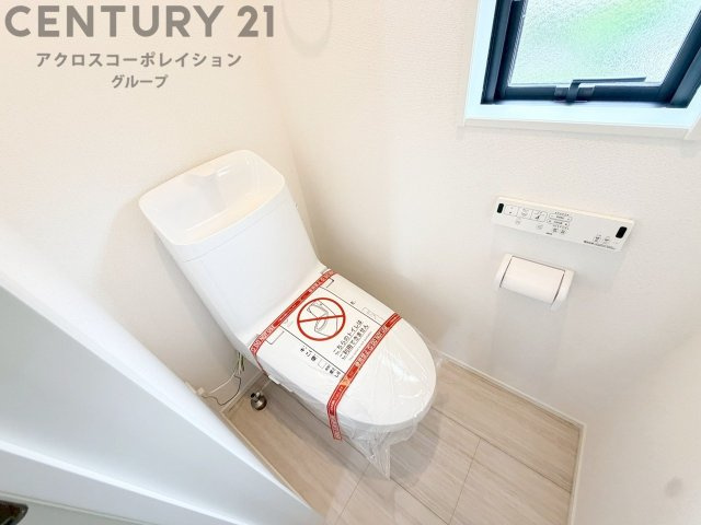 温水洗浄便座付トイレは温水洗浄機能により、暖かい水でおしりを洗浄することができ、冷たい水を使う従来の便座に比べ、温水洗浄機能で暖かいトイレを提供し、快適な使用を可能にします。