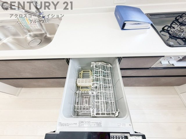 手洗いに比べて時間や労力を節約できることです。また、高温のお湯で洗浄されるため、雑菌や細菌を殺菌する効果もあります。さらに、乾燥機能があるため、手で拭く手間も省け衛生的に保管できます。