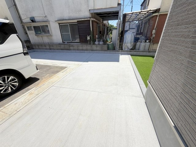 三郷市戸ケ崎5丁目　新築戸建　全10棟　I号棟の駐車場|家族の車＋来客用にも便利な2台駐車可能