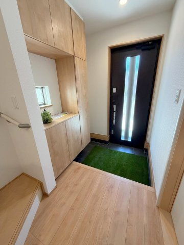 三郷市戸ケ崎5丁目　新築戸建　全10棟　G号棟の玄関|カウンター部分にはお好きなインテリアが飾れますね