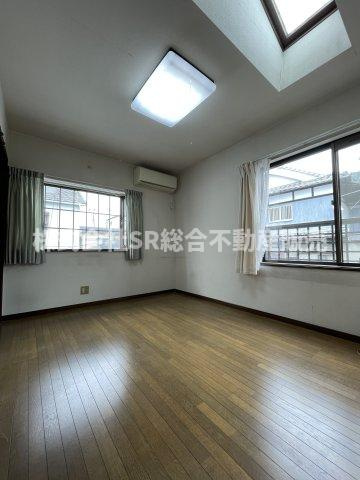 喜里川町中古戸建の洋室|天窓もあり3面採光の開放感のあるお部屋です！