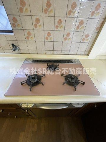 喜里川町中古戸建のキッチン|3口コンロ、グリル付きです！
