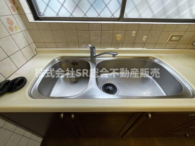 喜里川町中古戸建のキッチン|2シンクで使いやすいです♪