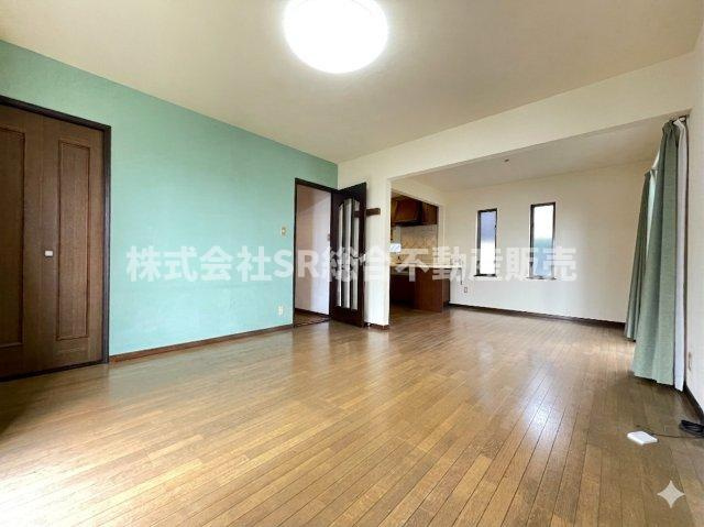 喜里川町中古戸建の居間・リビング|リビングは13.5帖。キッチンと合わせると18帖♪ご家族でゆったりとお過ごしいただけます！