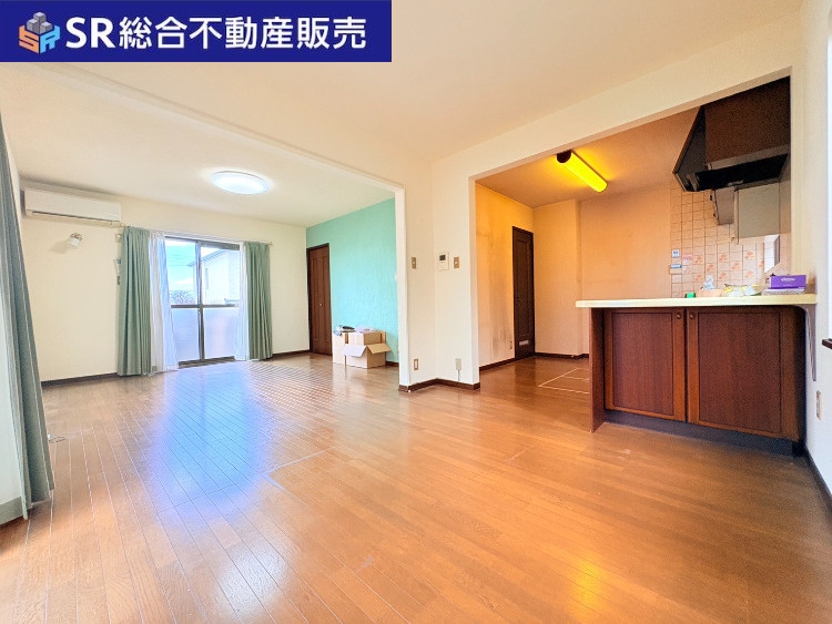 喜里川町中古戸建の居間・リビング|リビングは13.5帖。キッチンと合わせると18帖♪ご家族でゆったりとお過ごしいただけます！