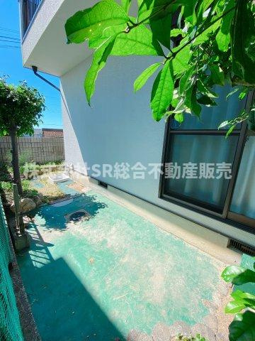 喜里川町中古戸建の庭|南側にはお庭もあります♪お子様の遊び場、BBQ、ガーデニングが楽しめます♪
