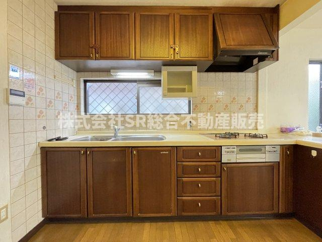 喜里川町中古戸建のキッチン|ブラウン基調のシステムキッチン♪快適にお料理できます！