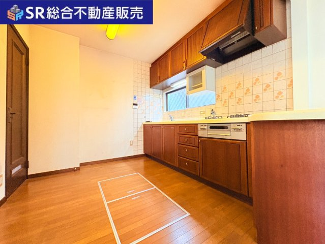 喜里川町中古戸建のキッチン|ブラウン基調のシステムキッチン♪快適にお料理できます！