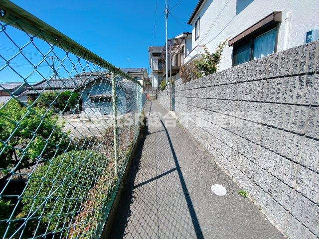喜里川町中古戸建の前面道路含む現地写真|車が通れない道でお子様が飛び出しても大丈夫です！
