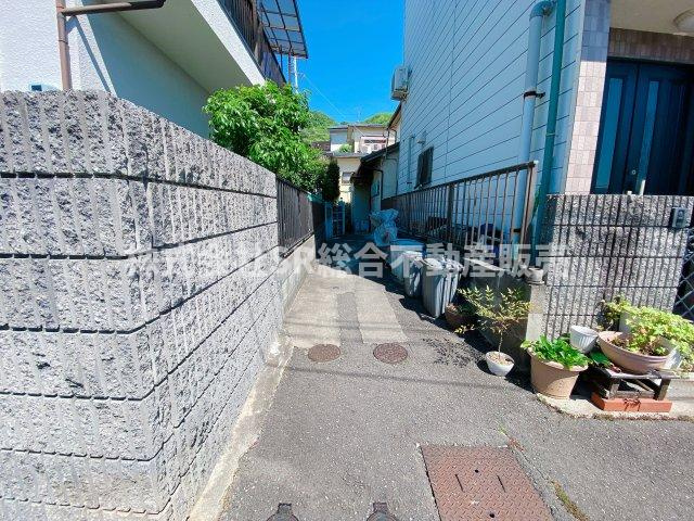 喜里川町中古戸建の前面道路含む現地写真|リフォームや住宅ローン・東大阪市の不動産の事なら弊社にお任せ下さいませ！
各地域の特徴・グルメ・裏道やその他、細かい情報等も熟知した
東大阪市出身のスタッフが新生活を送るお客様をサポート致します！