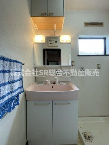 喜里川町中古戸建の独立洗面台|独立洗面台、小物を置くことができて便利です