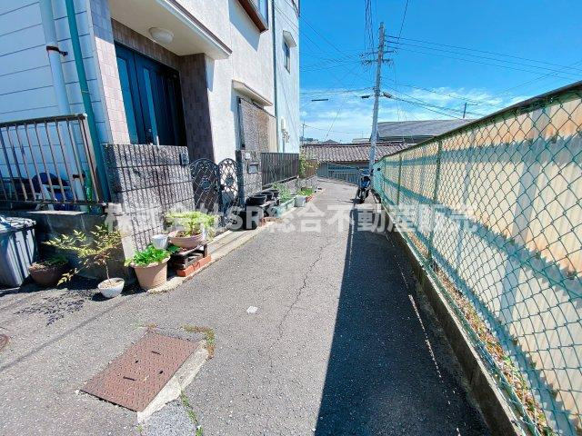 喜里川町中古戸建の前面道路含む現地写真|弊社は、中古戸建のご紹介、その後のリフォームのご提案、
賃貸物件のご紹介、すべてご対応可能です。
お客様にあったプランをご提案致します。
まずはお問合せ下さいませ。