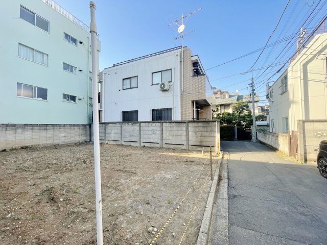 中野区松が丘1丁目 限定1区画の前面道路含む現地写真|南東側道路に面する整形地 交通量が少なく小さなお子様も安心です
