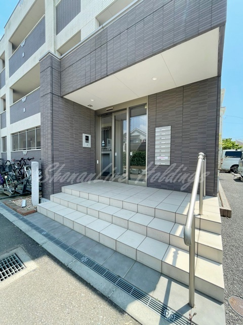茅ヶ崎市菱沼２丁目の賃貸マンションのエントランス